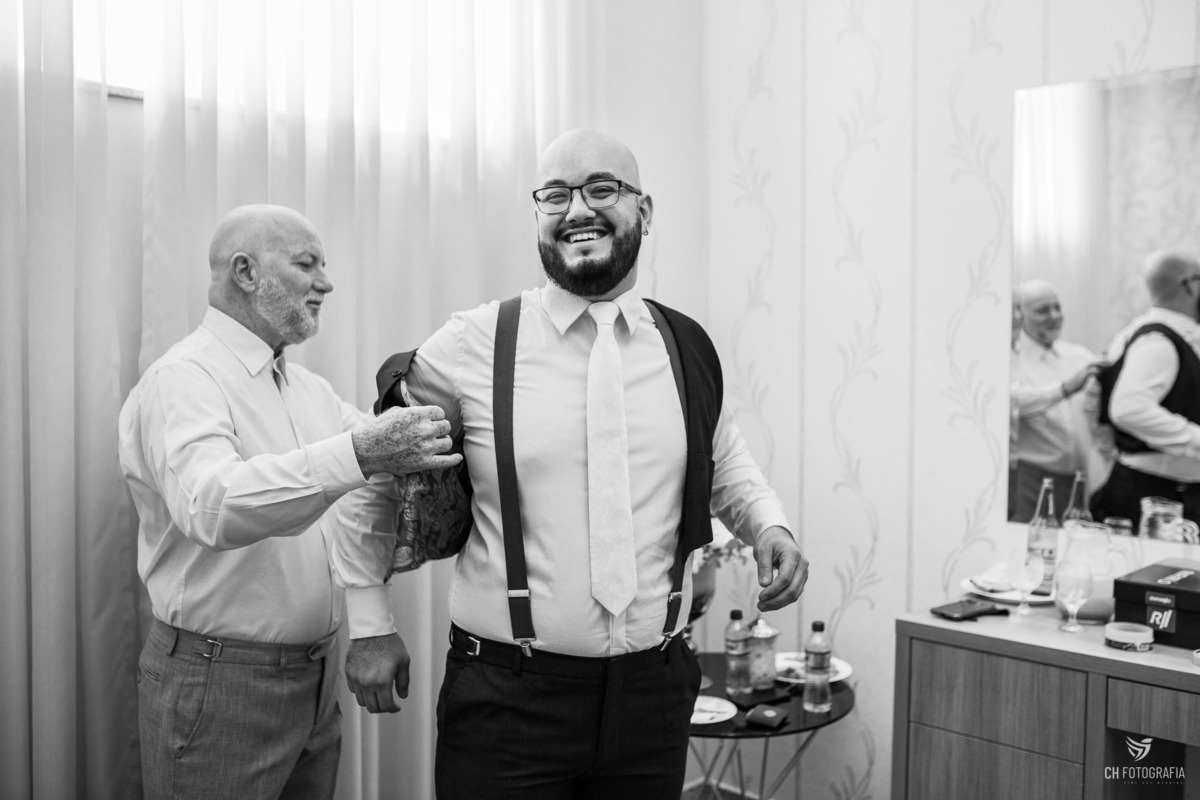 Making off do noivo, foto do noivo com o pai no Le Partie Comemorações