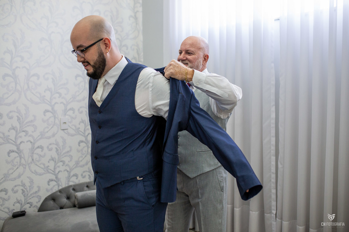 Making off do noivo, foto do noivo com o pai no Le Partie Comemorações