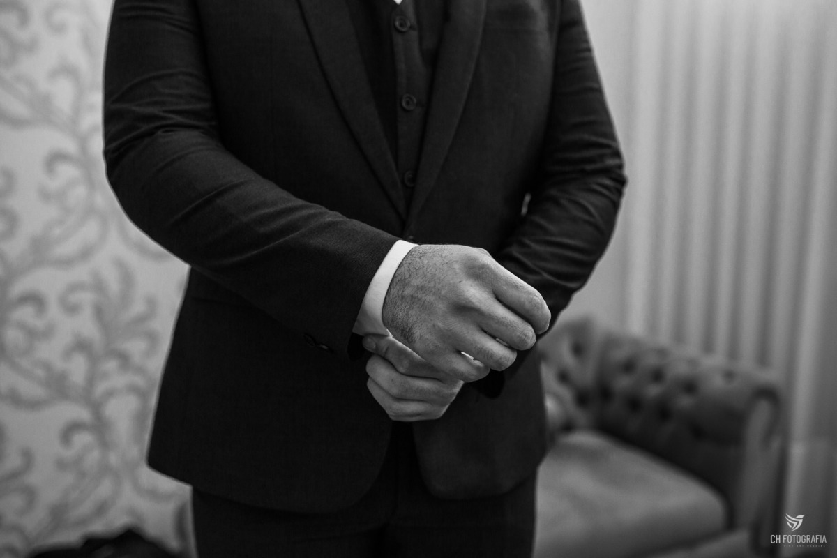 noivo abotoando o terno, Making off do noivo, foto do noivo com o pai no Le Partie Comemorações