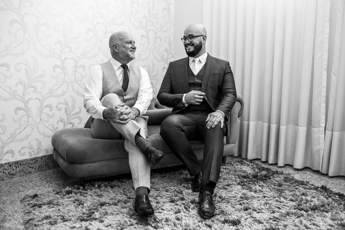 Foto do noivo conversando com seu pai no making off do noivo no Le Partie Comemorações