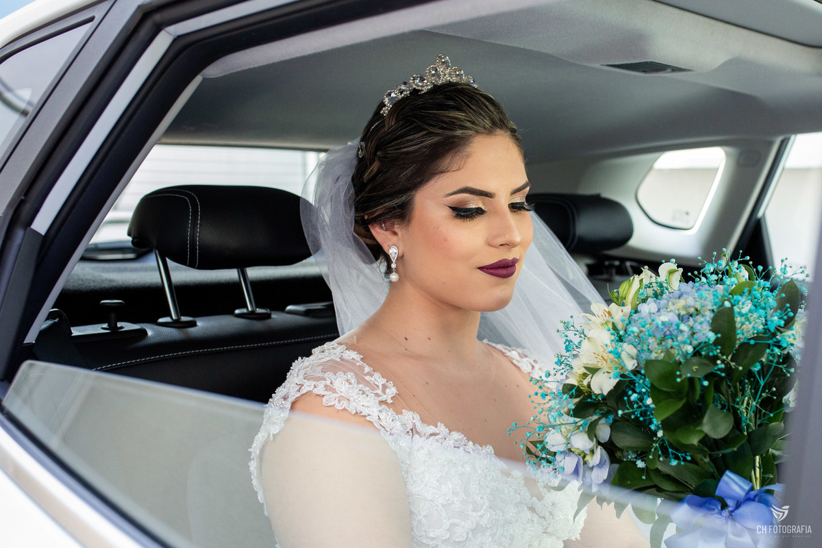 Foto da noiva no carro no Le Partie Comemorações