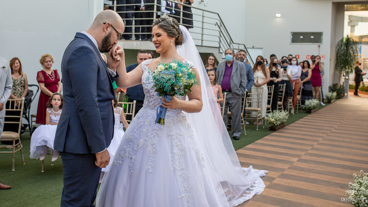 Noivo recebendo a noiva no Le Partie Comemorações