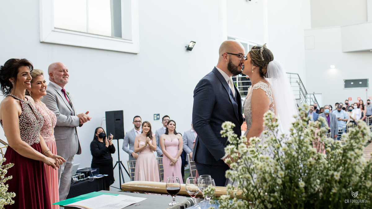 foto na Hora do beijo, Foto dos noivos taça de vinho no Le Partie Comemorações