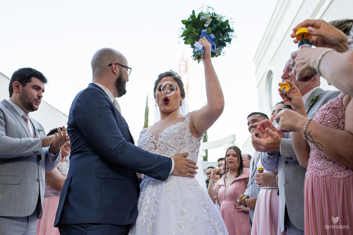 Fotos de noiva feliz ao sair da cerimoniano Le Partie Comemorações