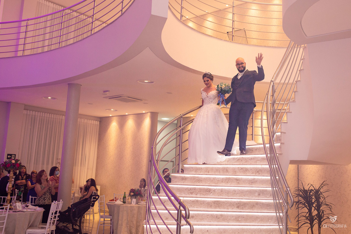 Entrada dos noivos no salão do Le Partie Comemorações