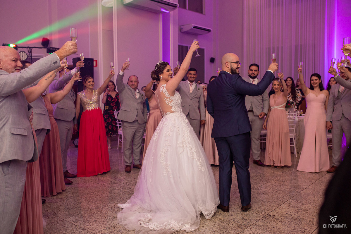 Fotos dos noivos cumprimentando os padrinhos no Le Partie Comemorações