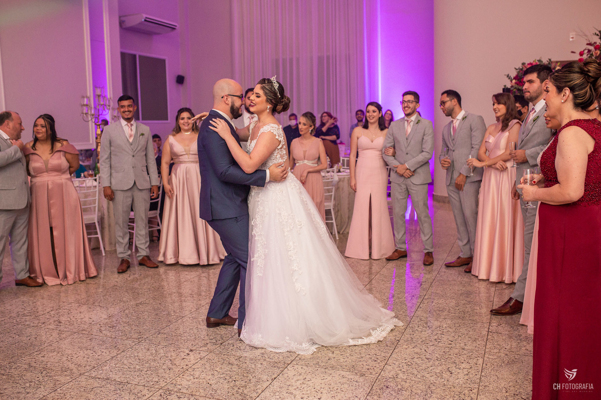 Dança da valsa dos noivos no Le Partie Comemorações