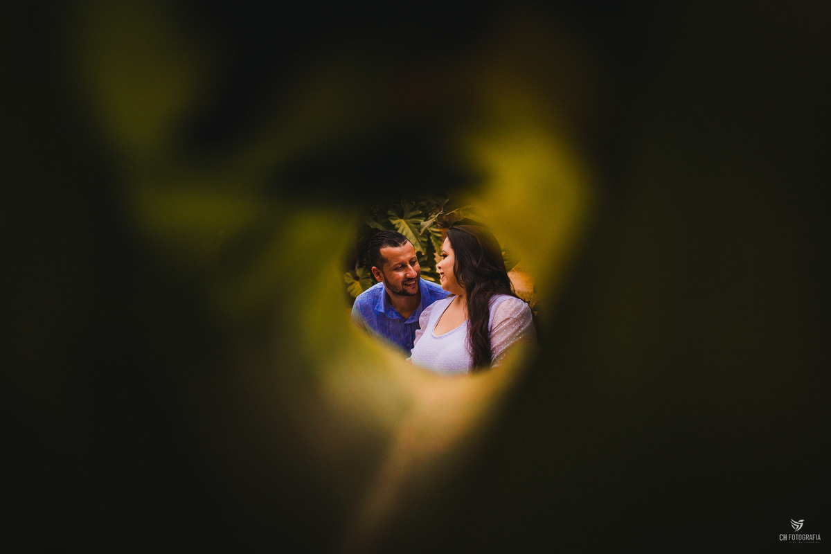 Fotos de ensaio de casal, fotos de pre wedding, fotos de casal no parque ecologico de campinas, foto romantica, foto no tunel colorido, foto criativa 