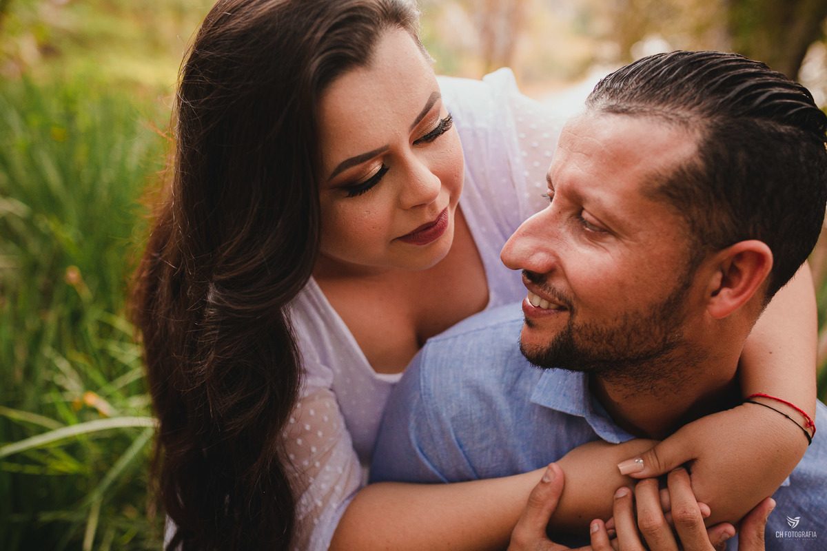 Fotos de ensaio de casal, fotos de pre wedding, fotos de casal no parque ecologico de campinas, foto romantica, casal se abraçando por tras