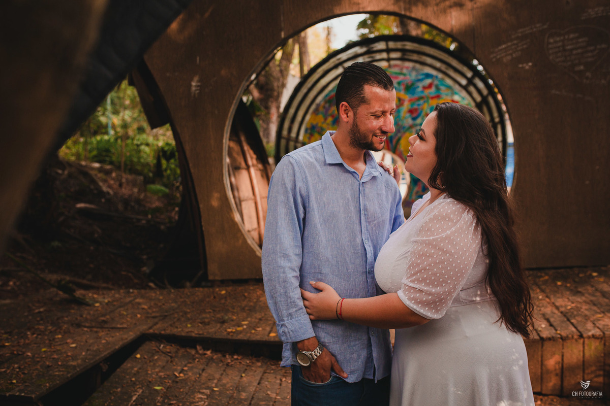 Fotos de ensaio de casal, fotos de pre wedding, fotos de casal no parque ecologico de campinas, foto romantica, foto no tunel colorido