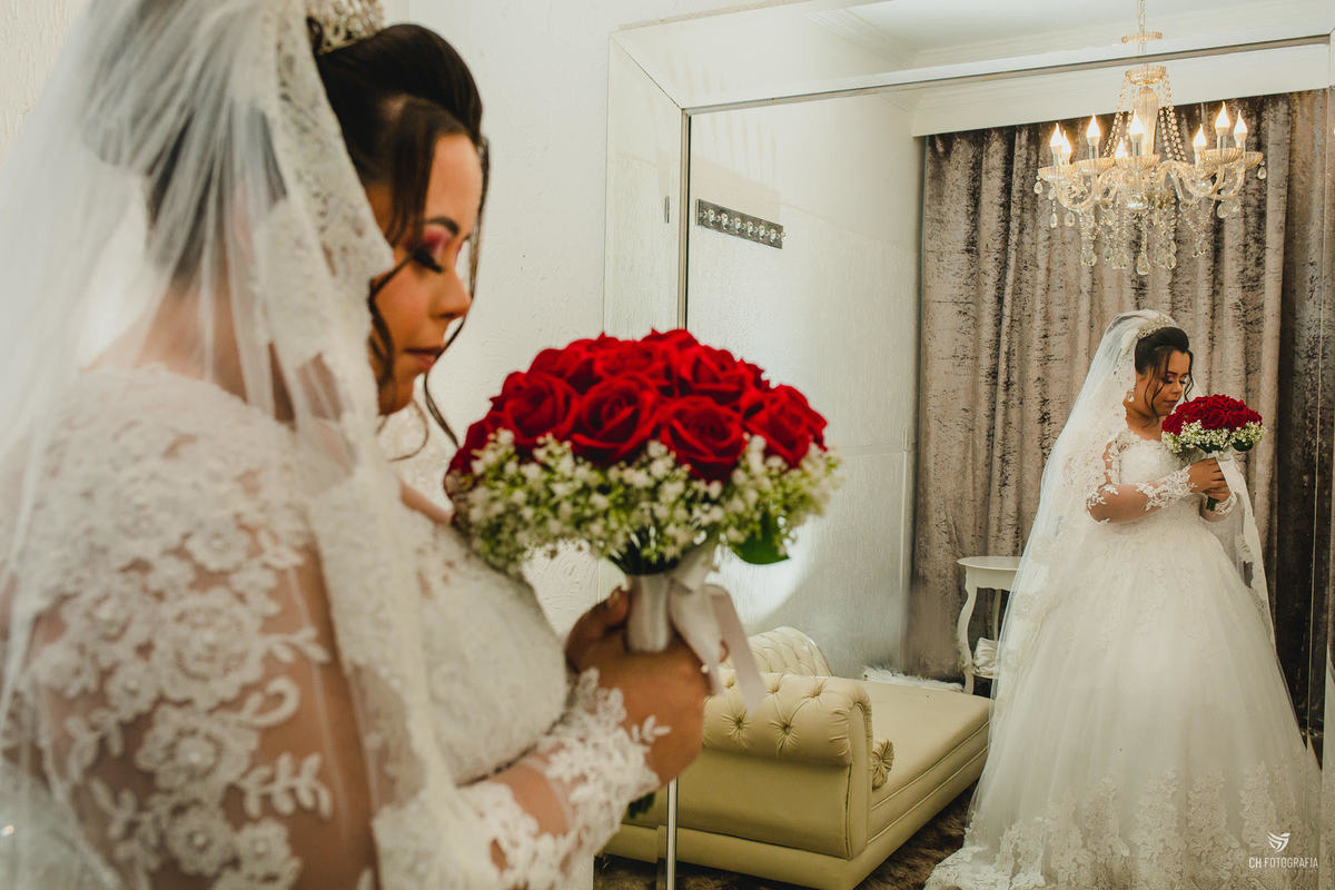 Foto do Making off da noiva no Visual Cabelos maquiagem da noiva, foto da noiva com vestido, noiva cheirando o buque