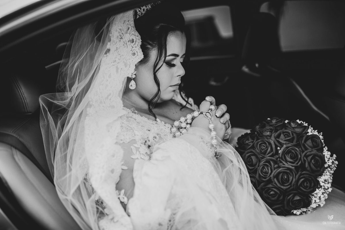 Foto do Making off da noiva no Visual Cabelos maquiagem da noiva, foto da noiva com vestido, noiva no carro