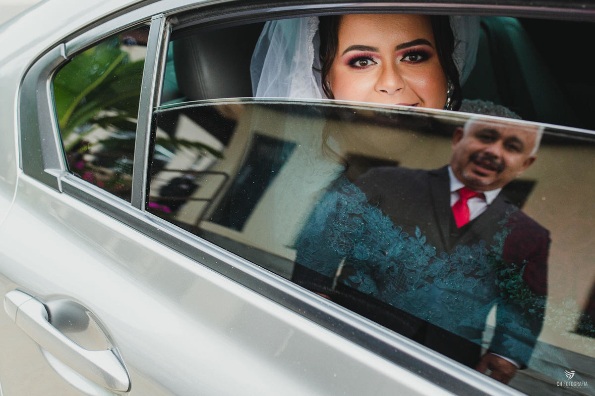 Foto do Making off da noiva no Visual Cabelos, maquiagem da noiva, foto da noiva olhando para seu pai no carro, Paróquia São João Paulo II - Hortolandia 