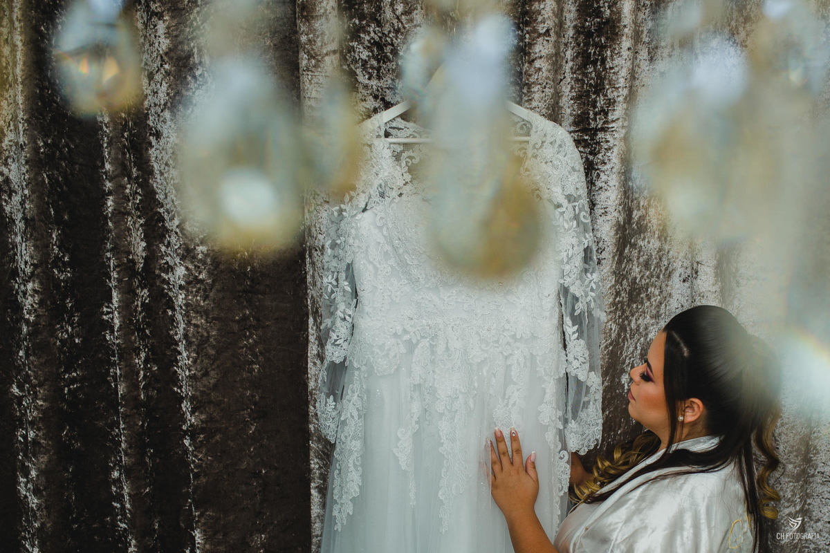 Foto do Making off da noiva no Visual Cabelos maquiagem da noiva, foto da noiva olhando o vestido