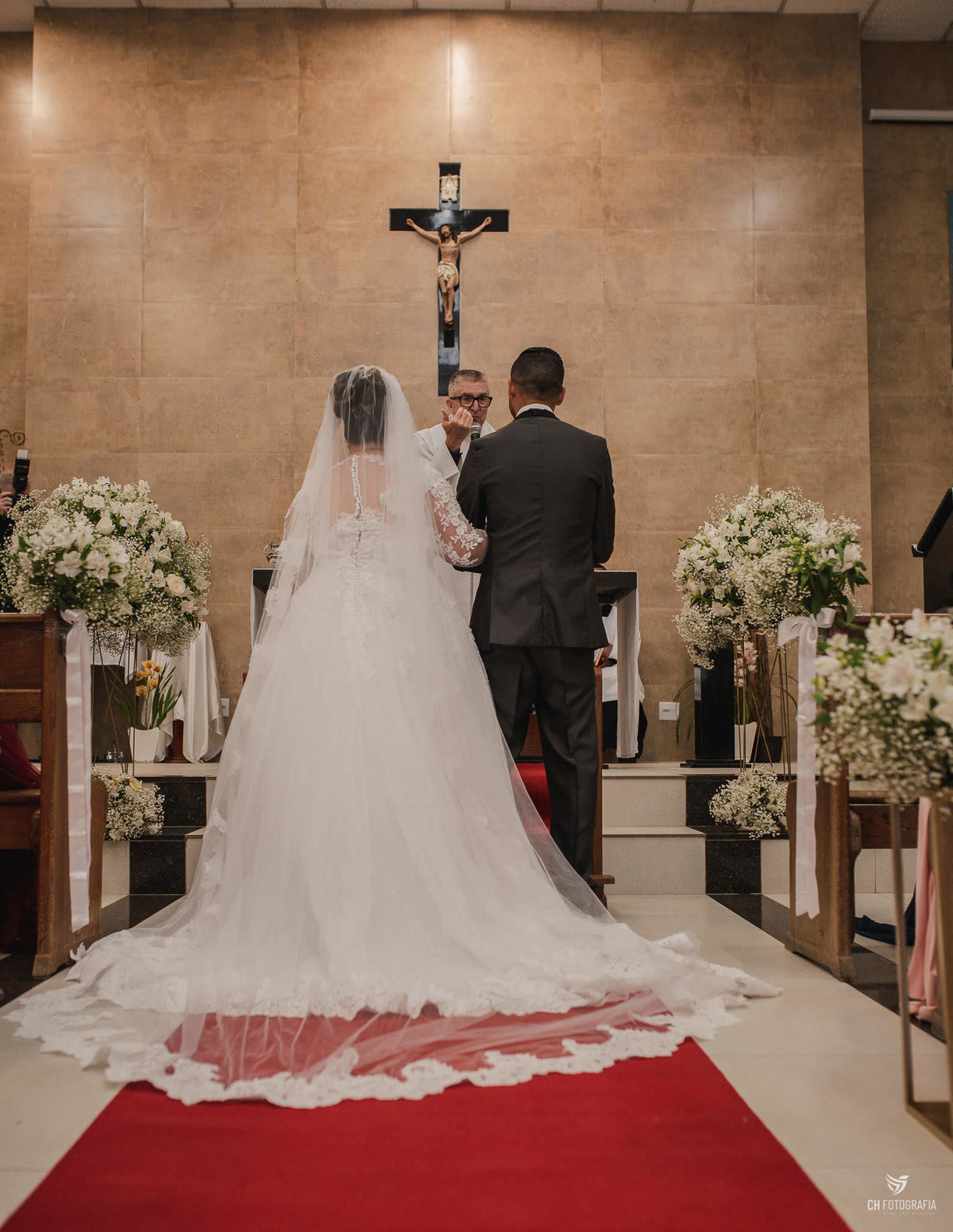 Foto dos noivos na Paróquia São João Paulo II - Hortolandia, Padre Nelsom celebrando um casamento