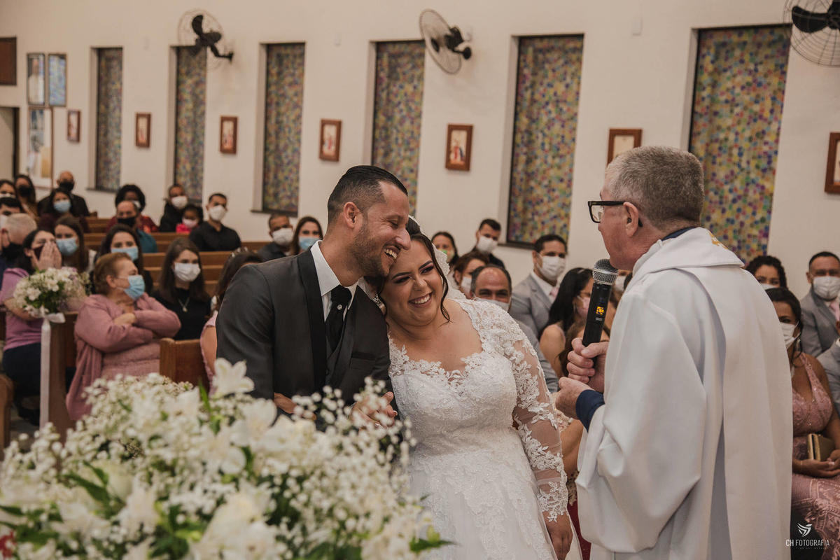 Foto dos noivos na Paróquia São João Paulo II - Hortolandia, Padre Nelsom celebrando um casamento
