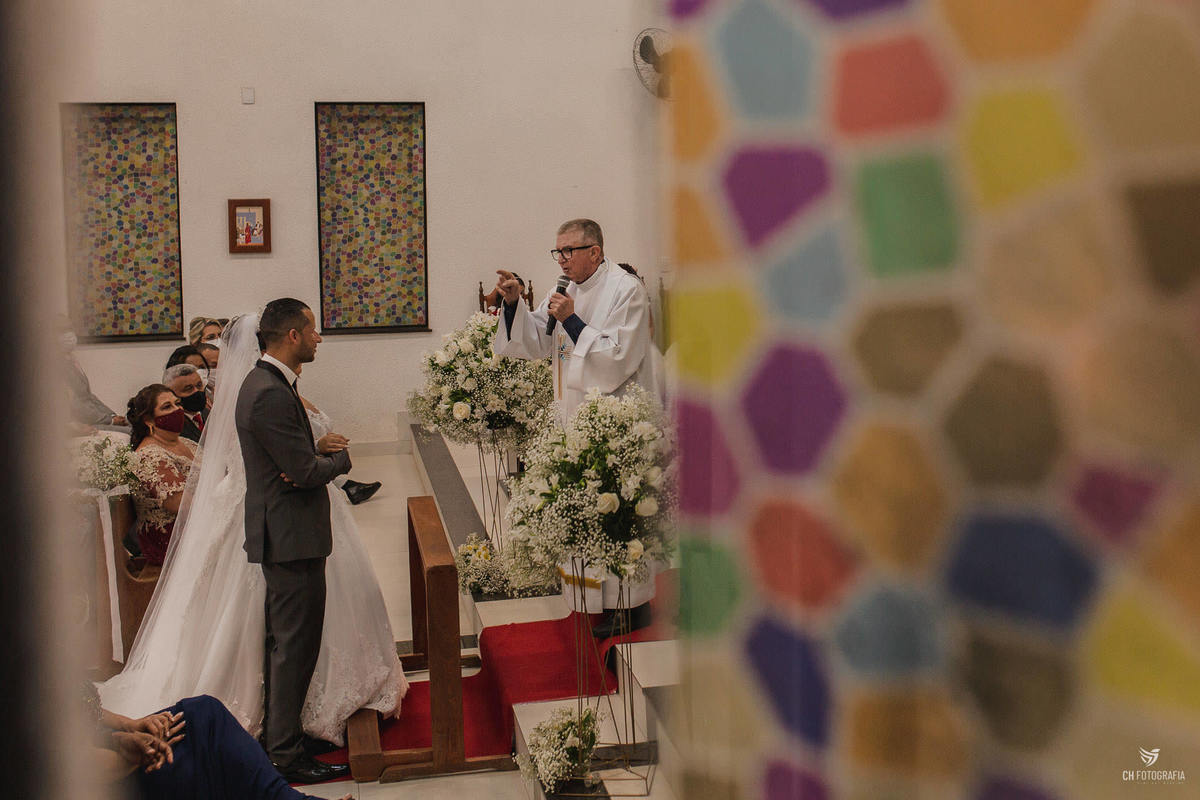 Foto dos noivos na Paróquia São João Paulo II - Hortolandia, Padre Nelsom celebrando um casamento