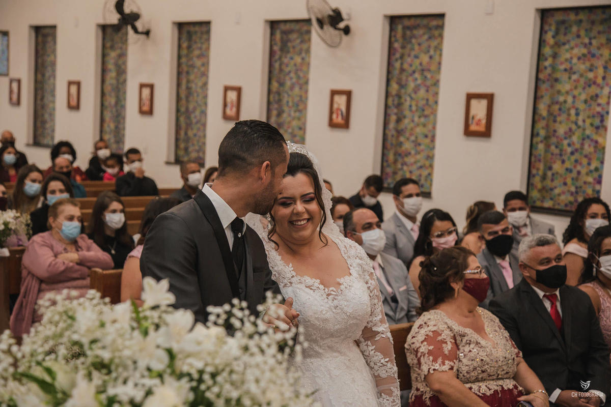 Foto dos noivos na Paróquia São João Paulo II - Hortolandia, Padre Nelsom celebrando um casamento