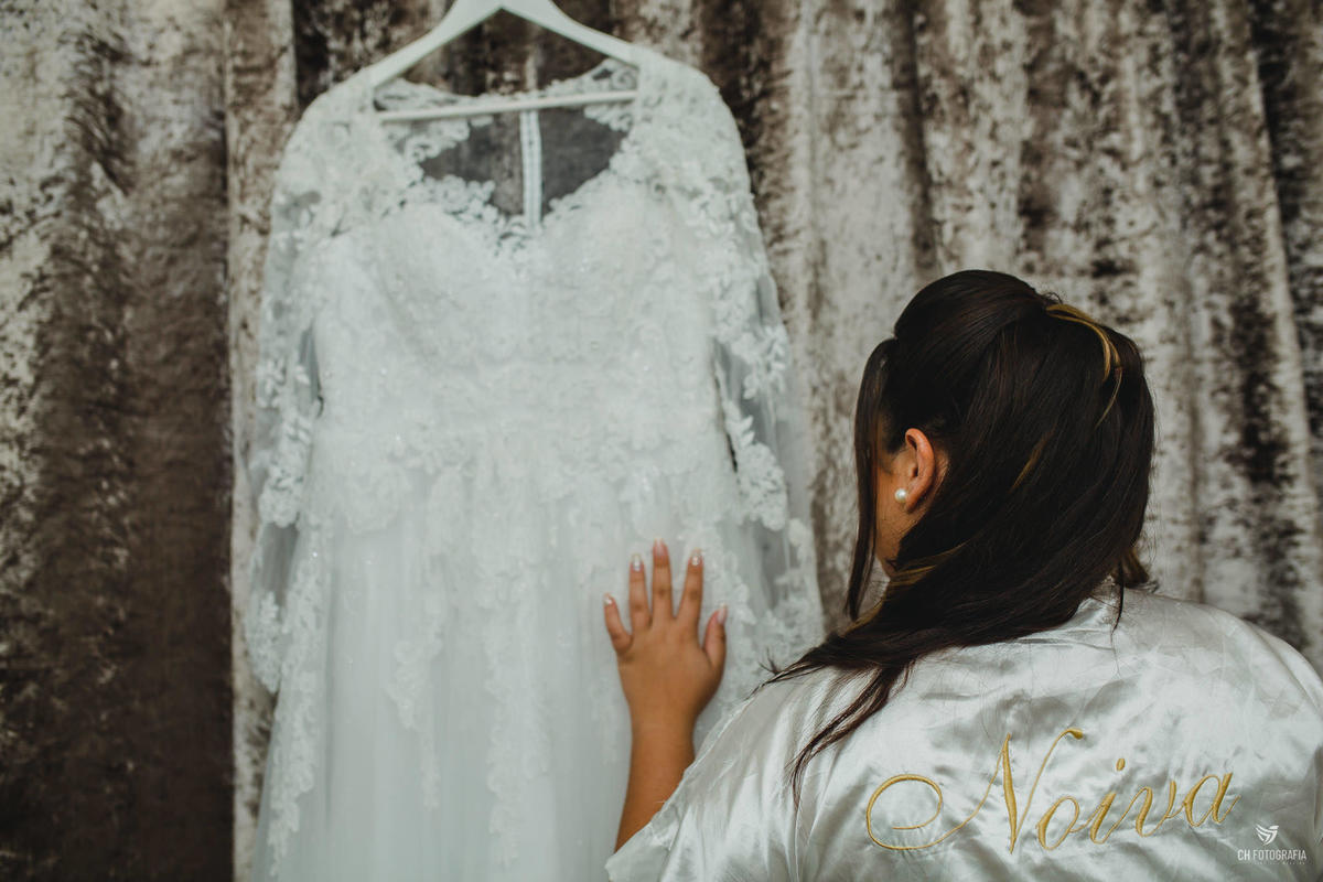 Foto do Making off da noiva no Visual Cabelos maquiagem da noiva, foto da noiva olhando o vestido