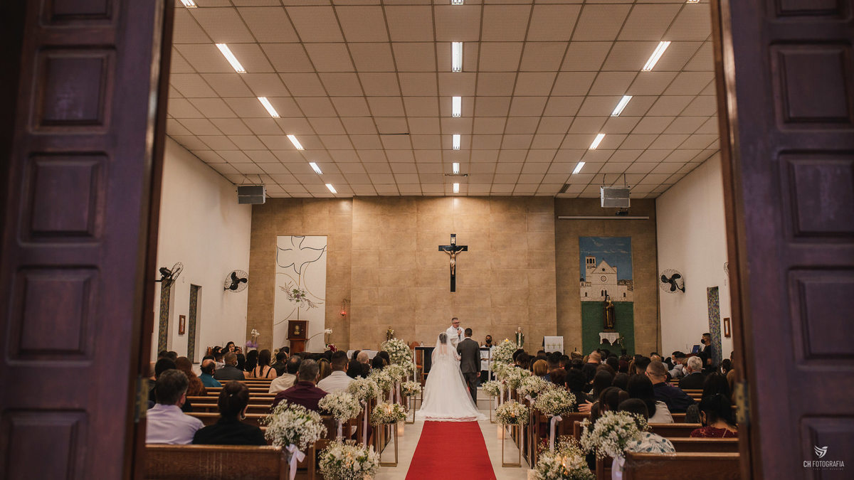 Foto dos noivos na Paróquia São João Paulo II - Hortolandia, Padre Nelsom celebrando um casamento
