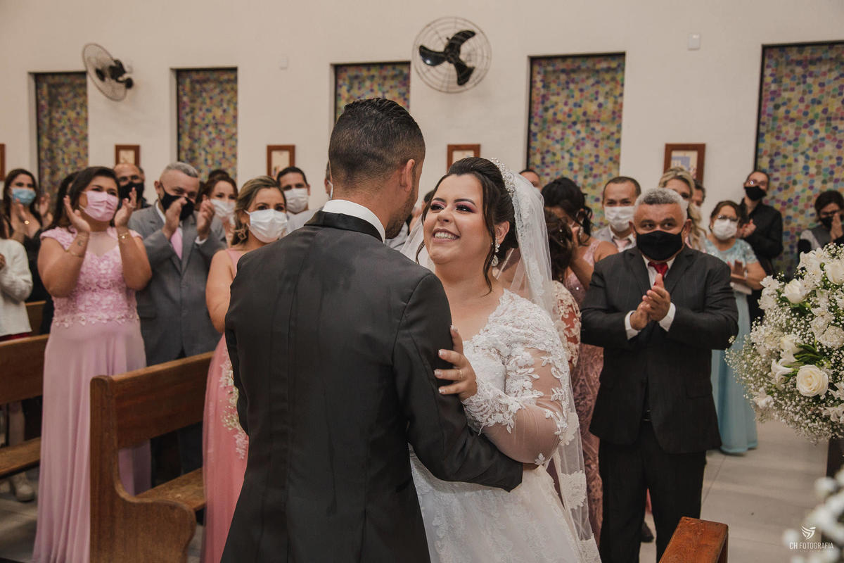 Foto dos noivos na Paróquia São João Paulo II - Hortolandia, Padre Nelsom celebrando um casamento