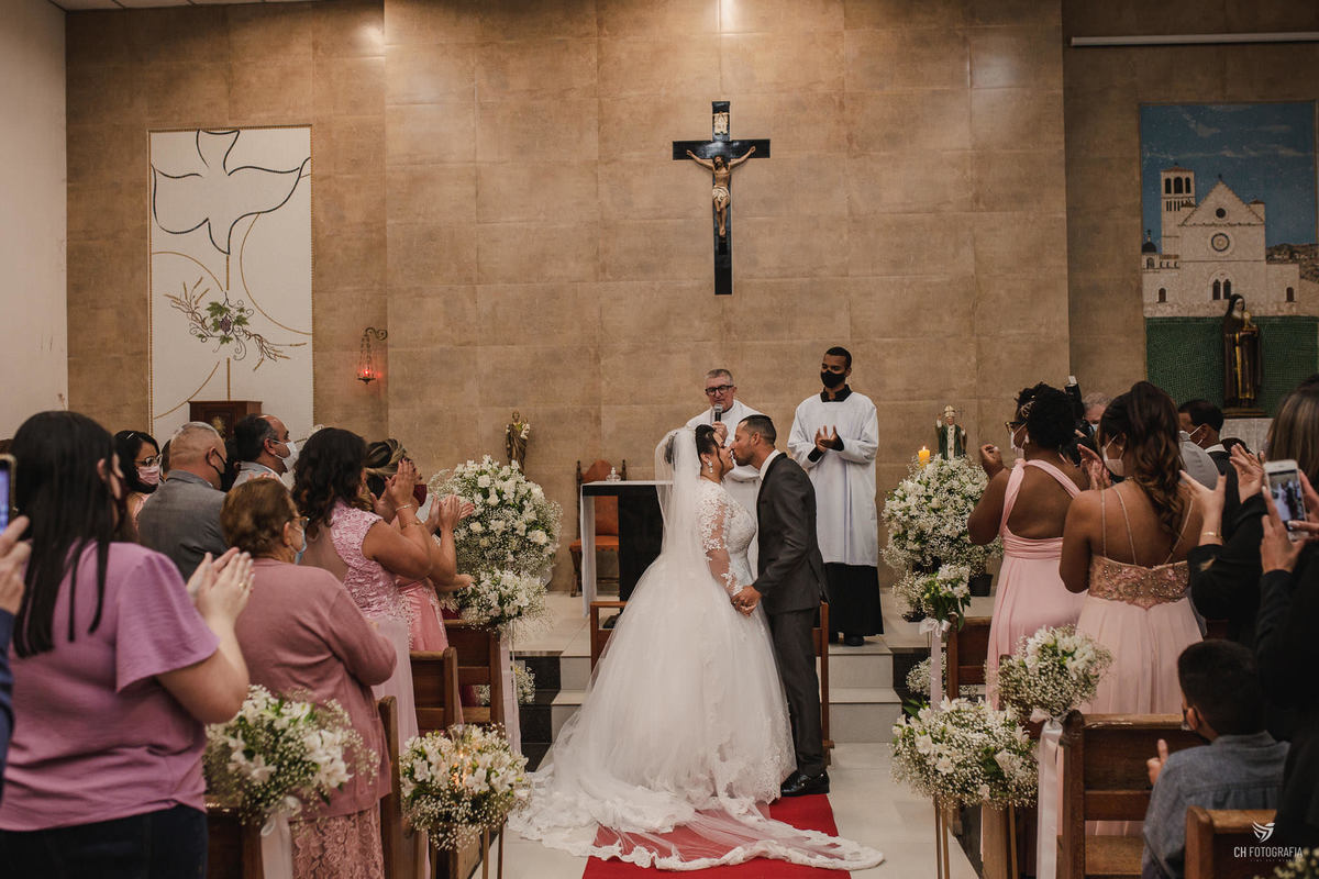 Foto dos noivos na Paróquia São João Paulo II - Hortolandia, Padre Nelsom celebrando um casamento, foto da hora d beijo