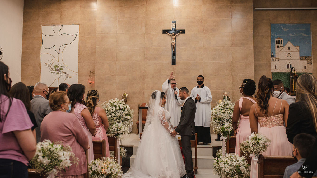 Foto dos noivos na Paróquia São João Paulo II - Hortolandia, Padre Nelsom celebrando um casamento