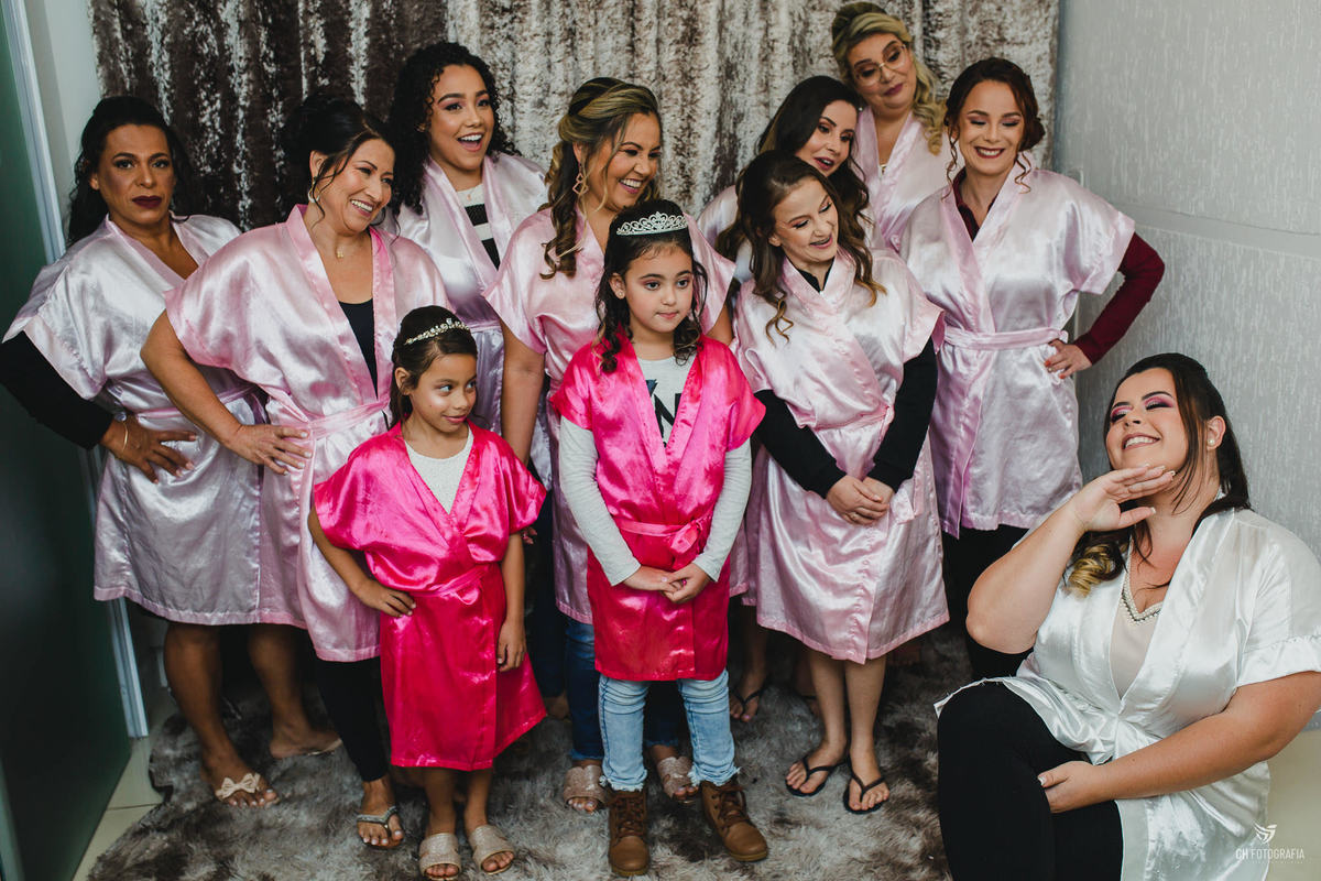 Foto do Making off da noiva no Visual Cabelos maquiagem da noiva, noiva com a familia e madrinas