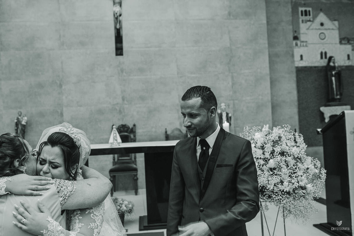 Foto dos noivos na Paróquia São João Paulo II - Hortolandia, Padre Nelsom celebrando um casamento