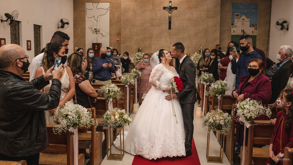 Foto dos noivos na Paróquia São João Paulo II - Hortolandia, Padre Nelsom celebrando um casamento, foto da hora do beijo