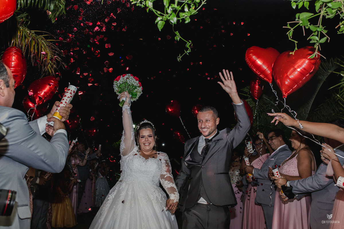 Foto da chegada dos noivos na recepção 