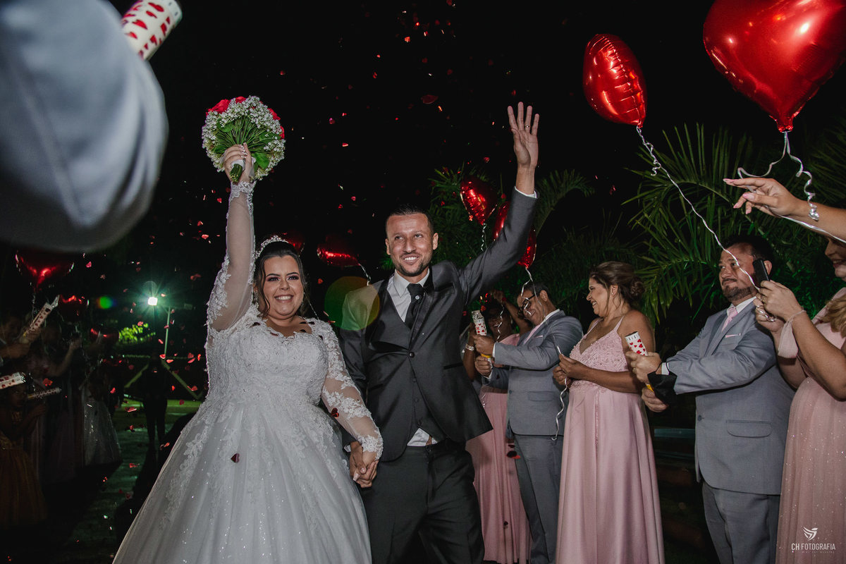 Foto da chegada dos noivos na recepção 