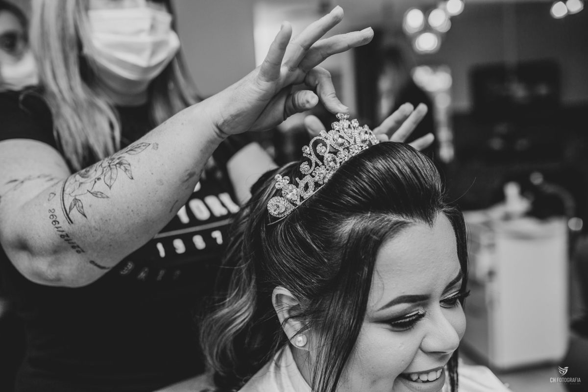 Foto do Making off da noiva no Visual Cabelos maquiagem da noiva, foto da noiva com a coroa