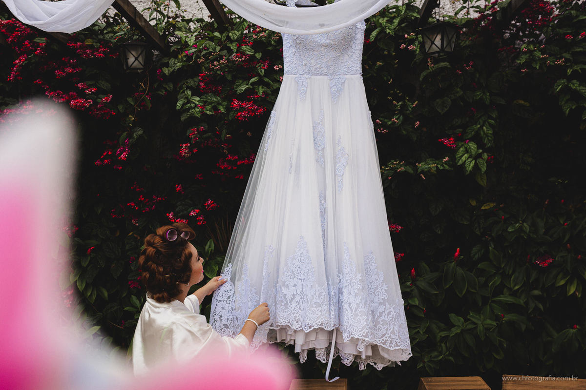 Fotos do making off da noiva, foto de noiva admirando o vestido, foto de vestido da noiva,Chácara Recanto da Colina Verde