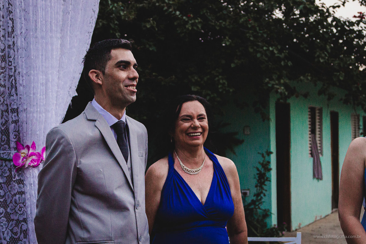 Noivo a espera da noiva. na Chácara Recanto da Colina Verde