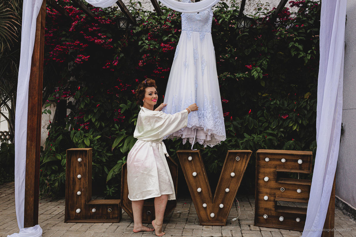 Fotos do making off da noiva, foto de noiva admirando o vestido, foto de vestido da noiva,Chácara Recanto da Colina Verde