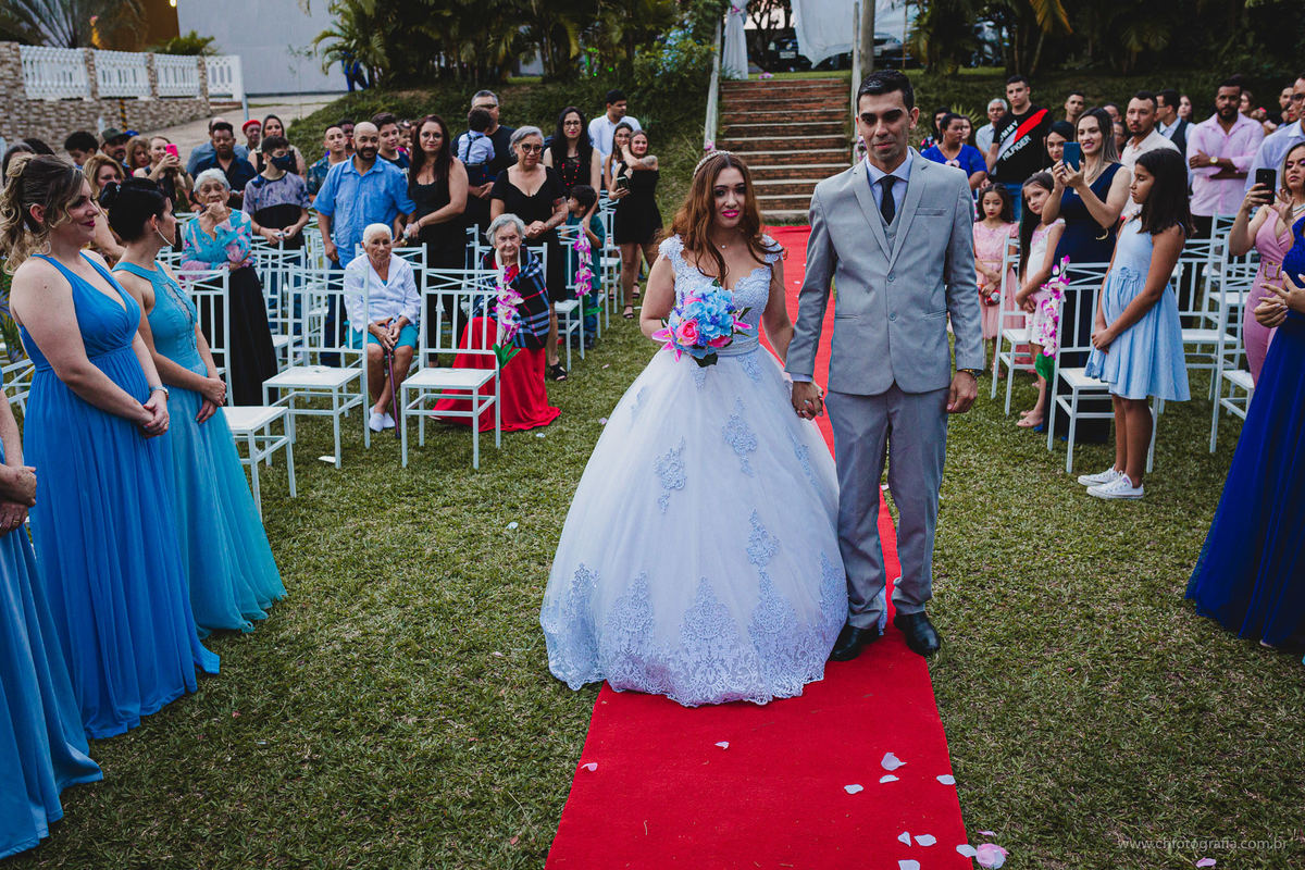 Noivo indo ao encontro da noiva no Chácara Recanto da Colina Verde