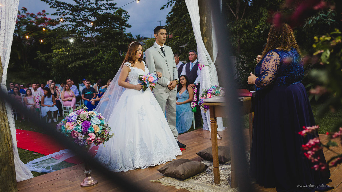 Noivo indo ao encontro da noiva no Chácara Recanto da Colina Verde, foto dos noivos