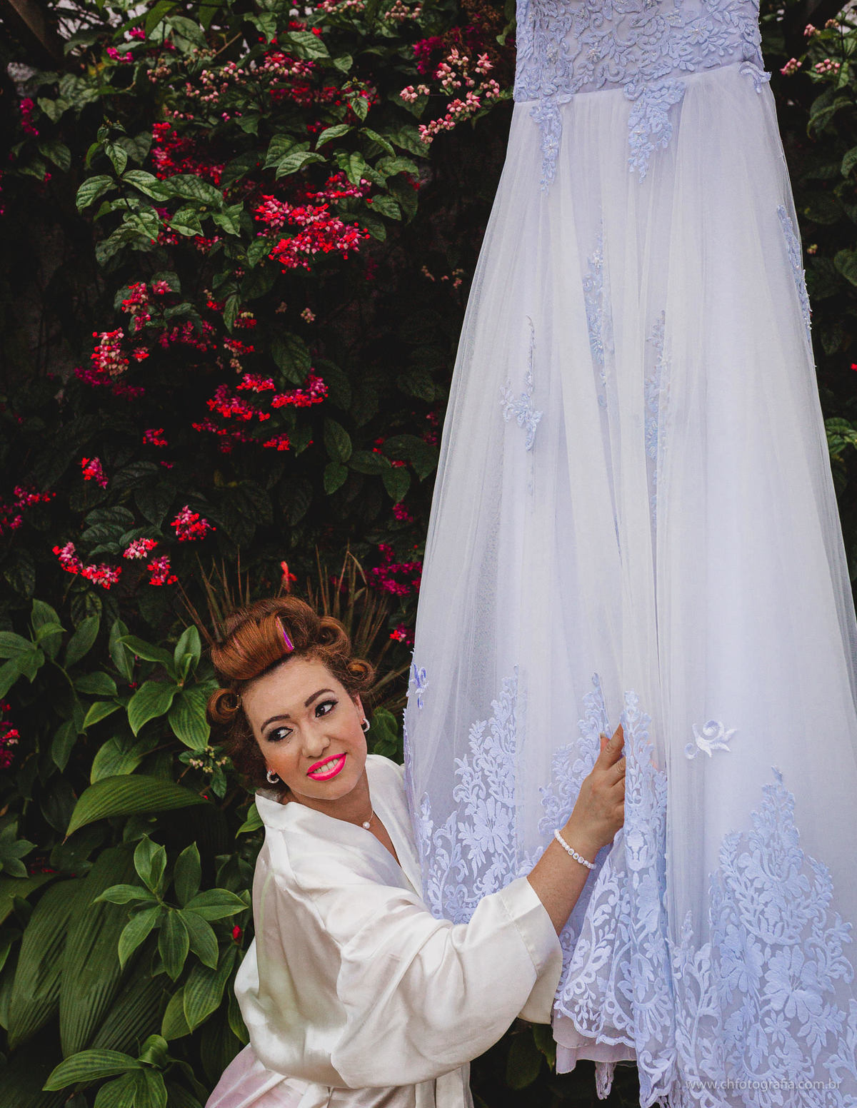 Fotos do making off da noiva, foto de noiva admirando o vestido, foto de vestido da noiva, Chácara Recanto da Colina Verde