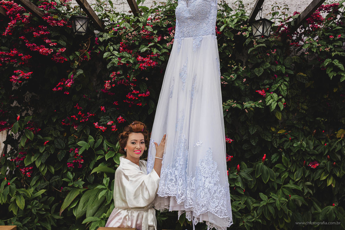 Fotos do making off da noiva, foto de noiva admirando o vestido, foto de vestido da noiva, Chácara Recanto da Colina Verde