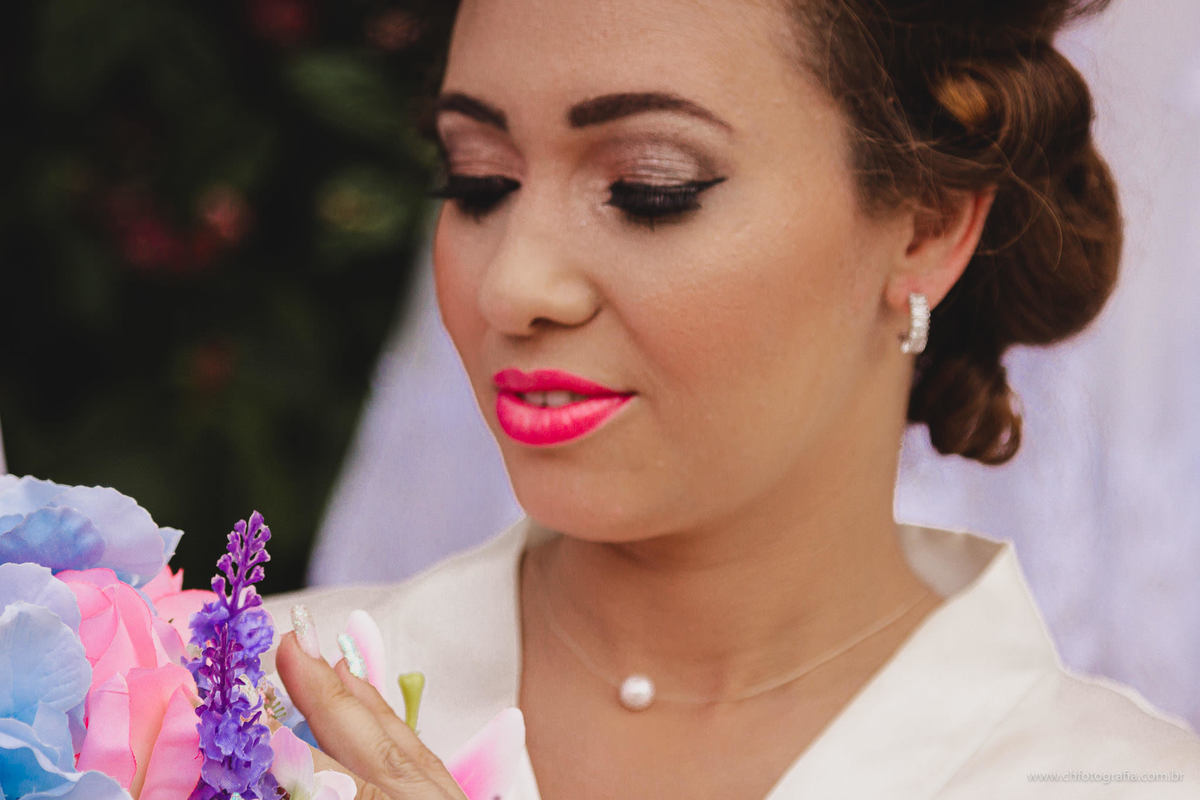 Fotos do making off da noiva, foto de noiva admirando o vestido, foto de vestido da noiva, foto de buque de noiva, Chácara Recanto da Colina Verde