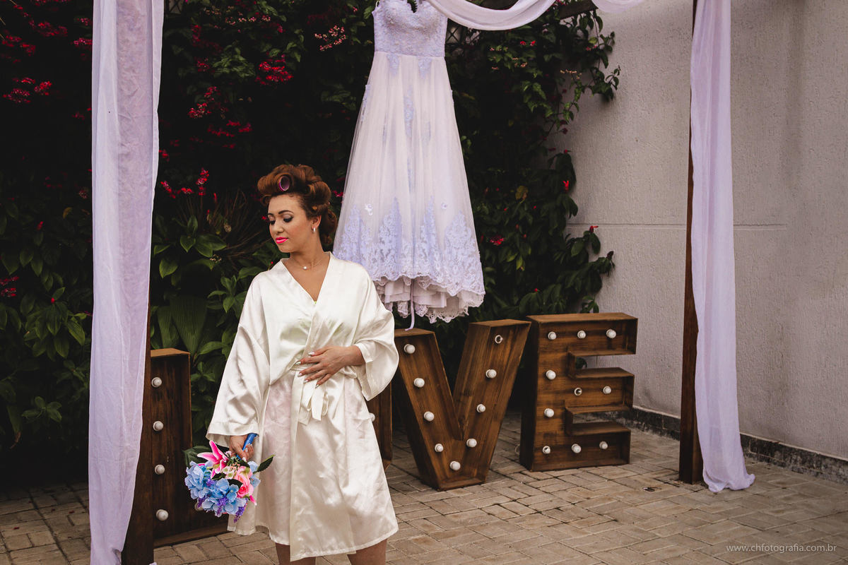 Fotos do making off da noiva, foto de noiva admirando o vestido, foto de vestido da noiva, foto de buque de noiva, Chácara Recanto da Colina Verde