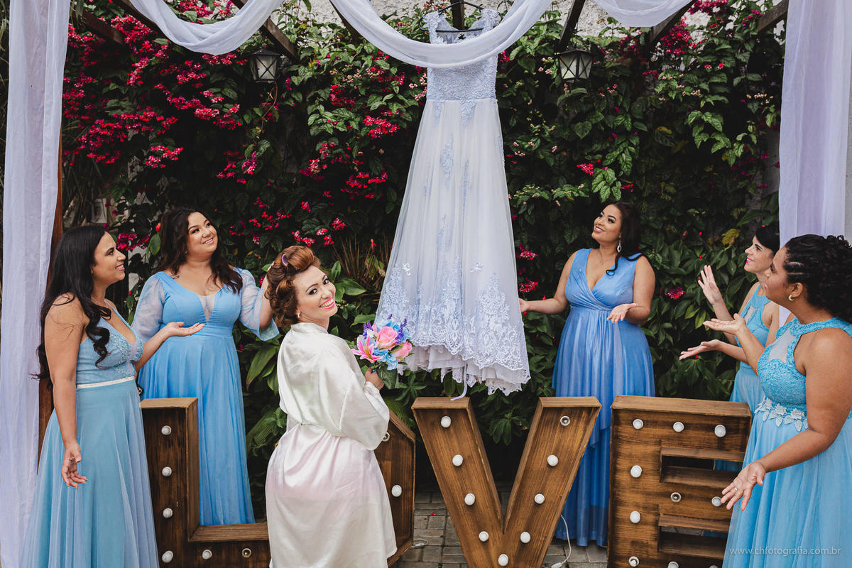 Fotos do making off da noiva, foto de noiva admirando o vestido, foto de vestido da noiva, foto de buque de noiva, fotos de madrinhas, Chácara Recanto da Colina Verde