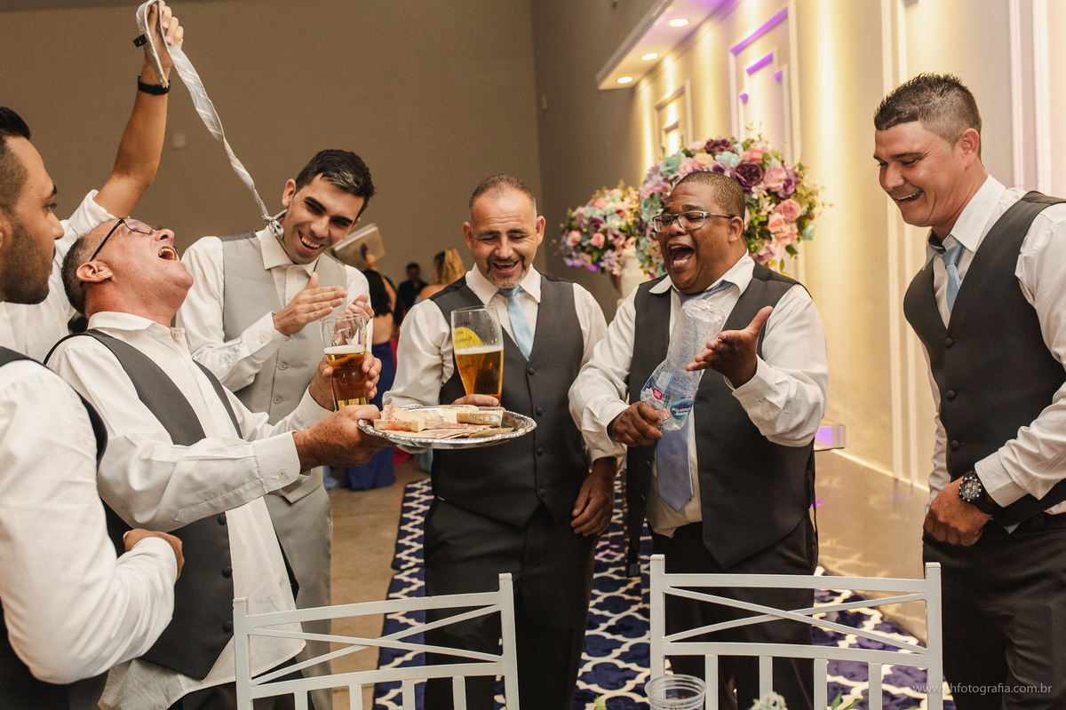 Fotos gravata dos noivos, foto de casamento, momento da gravata