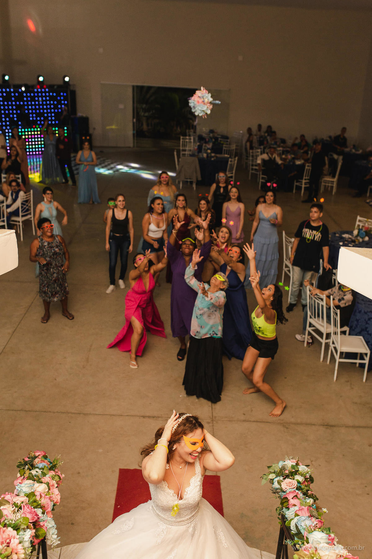 noiva jogando o buque 