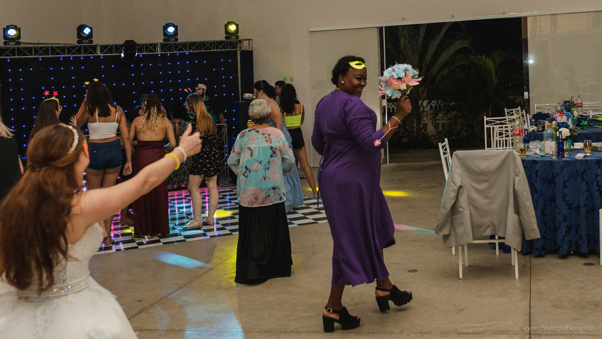 noiva jogando o buque 