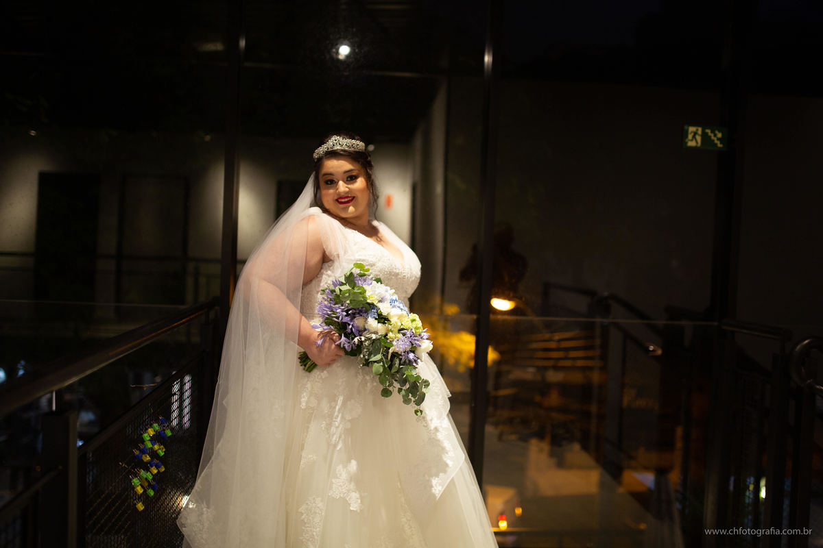 Foto do making off da noiva, coroa de noiva ,no Salão Symetria, making off da noiva no Salão Symetria, buque de noiva, foto de noiva no Salão Symetria