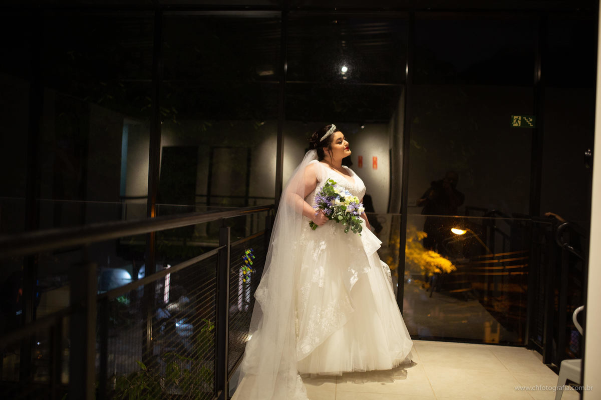 Foto do making off da noiva, coroa de noiva ,no Salão Symetria, making off da noiva no Salão Symetria, buque de noiva, foto de noiva no Salão Symetria