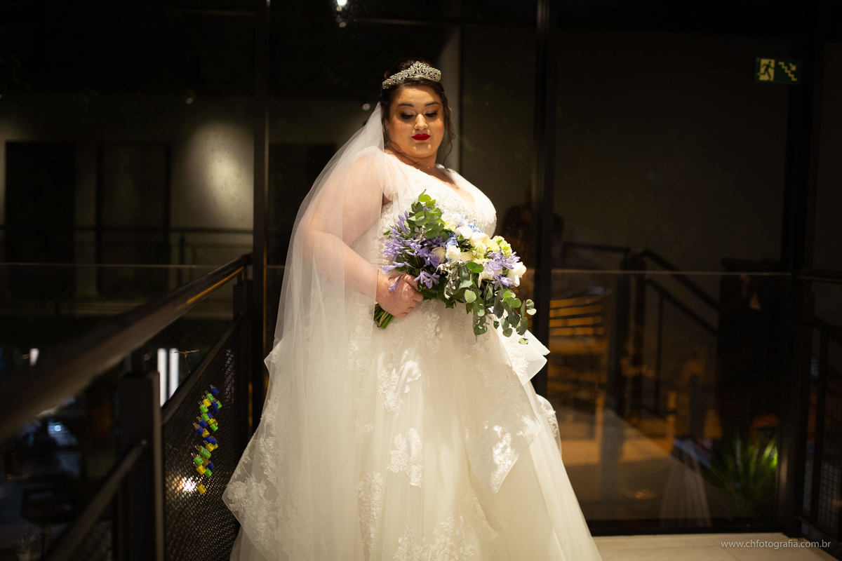 Foto do making off da noiva, coroa de noiva ,no Salão Symetria, making off da noiva no Salão Symetria, buque de noiva, foto de noiva no Salão Symetria