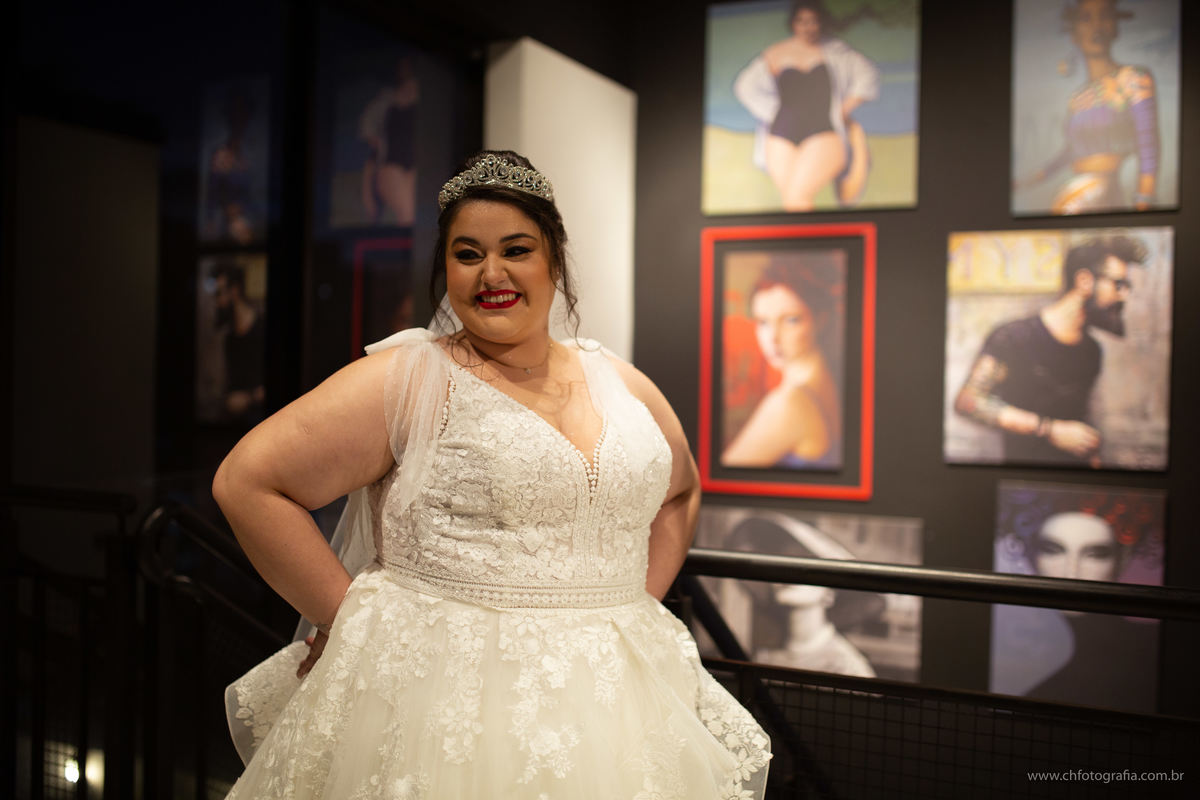 Foto do making off da noiva, coroa de noiva ,no Salão Symetria, making off da noiva no Salão Symetria, buque de noiva, foto de noiva no Salão Symetria